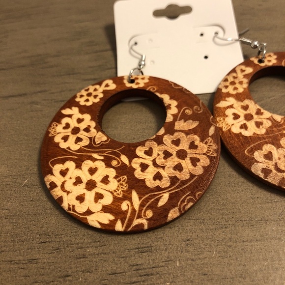 Floral Wooden Brown and Tan Circular Fashion Jewelry Earrings - Picture 3 of 8